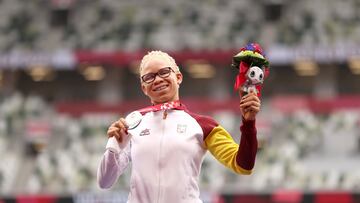 La atleta espa?ola Adiaratou Iglesias posa con su medalla de plata en los Juegos Paral¨ªmpicos de Tokio 2020