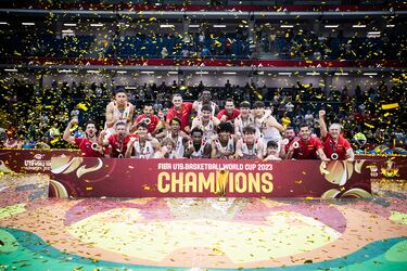 El verano pasado, los Júnior de Oro 2.0 se colgaron la medalla de oro en el Mundial Sub-19 y lo hicieron 24 años después de que lo lograran Navarro, Gasol y compañía. Con Izan Almansa como MVP y Jordi Rodríguez dentro del cinco ideal, la selección que dirigió Dani Miret la completaban Baba Miller, Rafa Villar, Sergio de Larrea, Lucas Langarita, Sediq Garuba, Isaac Nogués, David Gómez, Alejandro Moreno, Victory Onuetu y Luis García.