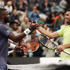Alcaraz muestra sus habilidades pero cae ante Tiafoe en una exhibición