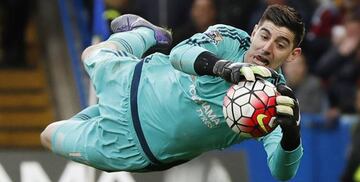 Courtois ataja un balón con el Chelsea.