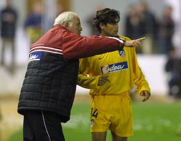 La fobia de Luis Aragonés al color amarillo era muy conocida. Tal era la superstición que no dudaba en decirle a cualquier persona que llevara algo amarillo que se lo quitara o se quitara de su vista. El sabio de Hortaleza tiene muchas situaciones por esta superstición. A Raúl que llegó a una concentración con una camiseta amarilla, el seleccionador le mandó quitársela. Lo mismo le pasó a un empleado del Atlético que iba con un jersey amarillo cuando Aragonés dirigía al equipo colchonero.