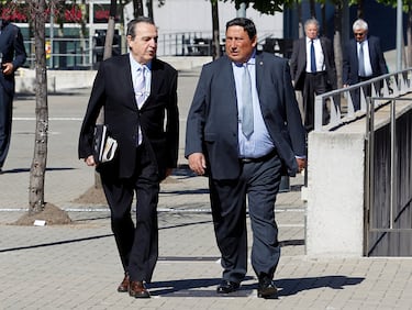 Durante su mandato, delegó muchas acciones, como comunicar decisiones de ascensos y descensos, en su número 2, el también exárbitro, aunque este del colegio catalán, José María Enríquez Negreira.