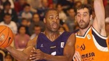 <B>LEWIS SIMS. </B>El pívot, nacionalizado español, aparece en la imagen defendido por el argentino de Pamesa Kammerichs.