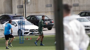 Borja Iglesias, ejercitándose este domingo.