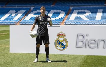 El joven portero ucraniano de 19 años ha sido presentado en el Santiago Bernabéu de la mano de Florentino Pérez y acompañado de su familia.