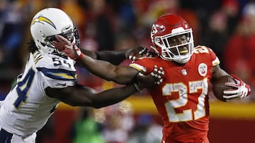 LWS126. Kansas City (United States), 16/12/2017.- Los Angeles Chargers line backer Melvin Ingram (L) gets pushed off by Kansas City Chiefs running back Kareem Hunt (R) while he runs the ball in the second half of the NFL American football game between the Los Angeles Chargers and the Kansas City Chiefs at Arrowhead Stadium in Kansas City, Missouri, USA, 16 December 2017. (Estados Unidos) EFE/EPA/LARRY W. SMITH