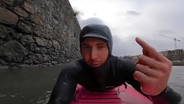 Borja Agote sobre su tabla de surf en el río Urumea de San Sebastián.