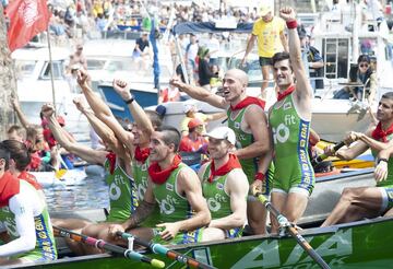 Los chicos de la trainera de Hondarribia celebran la victoria en la Bandera de la Concha masculina. 