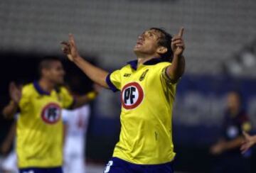 Gabriel Vargas celebra tras abrir la cuenta en Asunción.