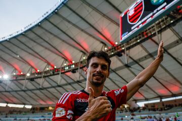 Bicampeón de la Copa Libertadores con Flamengo, Caio ha desarrollado toda su carrera en Brasil entre el equipo del Mengão y São Paulo. Su progresión indicaba que estaba listo para jugar en el Viejo Continente y Valencia parecía un lugar ideal, pero todo se torció cuando no pasó las pruebas médicas por un problema de rodilla con la entidad de Mestalla. Después rechazó llegar cedido al Atlético de Madrid.