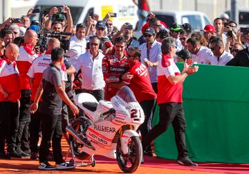 Francesco Bagnaia de Ducati Lenovo celebrando su victoria en el campeonato mundial de MotoGP.