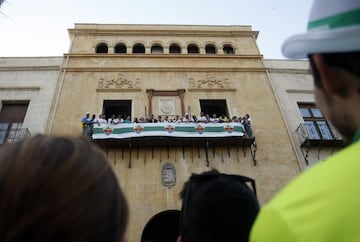 Los jugadores del Elche celebraron con la ciudad su vuelta a la categoría de plata.