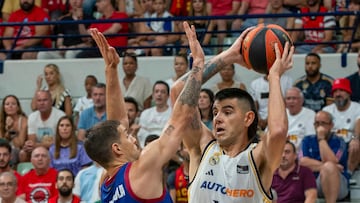 Gabriel Deck con su compatriota Nicolás Laprovittola en la semifinal de la Supercopa ante el Barcelona.