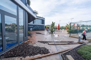 "Lo importante es que estamos todos bien y trabajando para recuperar lo antes posible la vida normal", este ha sido el mensaje que ha lanzado la academia del tenista español en sus redes sociales. Las lluvias han provocado el desbordamiento del torrente de Porto Cristo, que ha sufrido una crecida en la desembocadura provocando incidencias y arrastrando varios coches. Además, como consecuencia de las lluvias, continúan cortadas las carreteras del camino de Bendrís (Ma3321), Riuet de Porto Cristo, carretera Manacor a Cales de Mallorca y el torrente de Cala Murada.