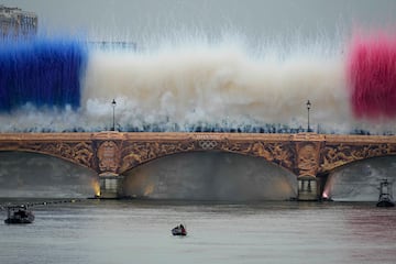 El río Sena se convirtió en una fuente gigante, haciendo referencia a París y sus fuentes como símbolo de poder.  