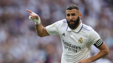 TOPSHOT - Real Madrid's French forward Karim Benzema celebrates after scoring his team's first goal during the Spanish League football match between Real Madrid CF and FC Barcelona at the Santiago Bernabeu stadium on October 16, 2022. (Photo by Thomas COEX / AFP)