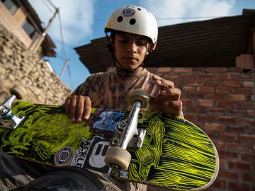 Los hermanos Willy y Sebastian Quispe construyeron la rampa de skate en su casa en la cima de una colina en el distrito de Villa María del Triunfo, en las afueras del sur de Lima. La rampa en forma de U que mide 10 metros de largo por cuatro de ancho y que fue construida antes de la pandemia de coronavirus en la parte trasera de su casa, es un sueño hecho realidad para los modestos patinadores.