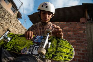 Los hermanos Willy y Sebastian Quispe construyeron la rampa de skate en su casa en la cima de una colina en el distrito de Villa María del Triunfo, en las afueras del sur de Lima. La rampa en forma de U que mide 10 metros de largo por cuatro de ancho y que fue construida antes de la pandemia de coronavirus en la parte trasera de su casa, es un sueño hecho realidad para los modestos patinadores.