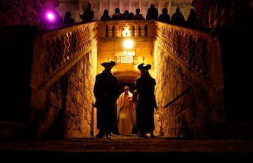 Actores participan en la obra interactiva de teatro callejero "Il-Mixja" (El Camino), una de las actividades de Semana Santa previas a la Pascua, en los jardines del Palacio Verdala, a las afueras de Rabat, Malta.