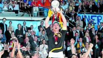 <b>TRIUNFO EN LA EUROCOPA. </b>Casillas levanta el trofeo de campeón. Ahora apunta a la Confed Cup.