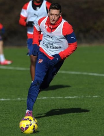 Alexis Sánchez ya entrena a la par de sus compañeros y será de la partida este martes ante Leicester.