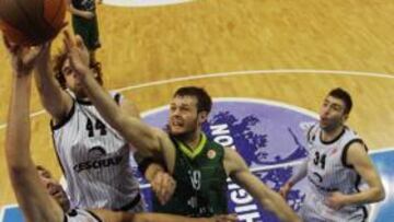 <b>EN EL AIRE. </b>Mumbrú y el Bilbao aspiran a una plaza que es del Unicaja; Martínez y Newley se lamentan.