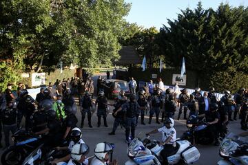 El cortejo fúnebre, que terminó  en el cementerio de Bella Vista, estuvo rodeado de decenas de aficionados. Una caravana de seguidores lo acompañó todo el camino.