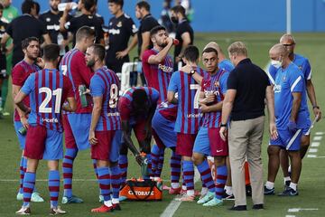 Los jugadores del Barcelona en la pausa para la hidratación.