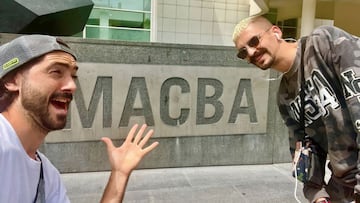 El youtuber Sergio Lucea se&ntilde;ala con la mano el muro del MACBA de Barcelona. 