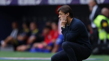 Soccer Football - LaLiga - Atletico Madrid v Sevilla - Riyadh Air Metropolitano, Madrid, Spain - November 1, 2025 Sevilla coach Matias Almeyda during the match REUTERS/Violeta Santos Moura