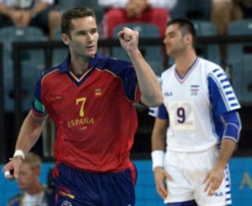 Fue internacional por la selección de balonmano de España en tres Juegos Olímpicos, contribuyendo a la consecución de dos medallas de bronce en los de Atlanta 1996 y Sídney 2000, además de una medalla de bronce en un Europeo 2000.