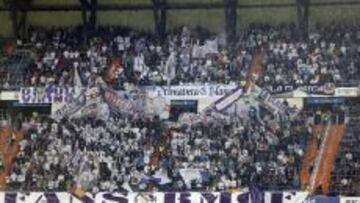 GRADA FANS. El Madrid localizó en la Grada Fan, que está en los anfiteatros tercero y cuarto del Bernabéu, a 17 hinchas que iniciaron los cánticos ofensivos.