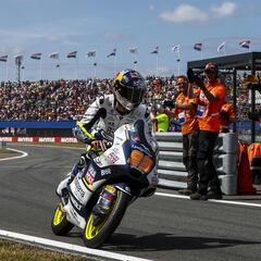 Veijer empieza en cabeza pese a una caída