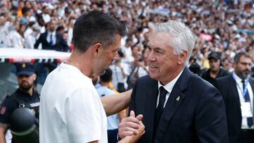 El entrenador del Real Madrid, Carlo Ancelotti (d), saluda al entrenador del Real Valladolid, Paulo Pezzolano (i), momentos antes del partido de la segunda jornada de Liga que Real Madrid y Real Valladolid disputan esta tarde en el estadio Santiago Bernabéu.