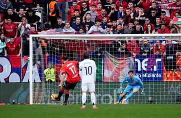 El jugador del Osasuna, Ante Budimir, marca de penalti el 1-1 al Real Madrid.