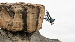 Brandon Semenuk tira un flip footplant en una roca en el desierto de Utah (Estados Unidos) durante la grabaci&oacute;n de su proyecto de MTB Freeride Better Late. 