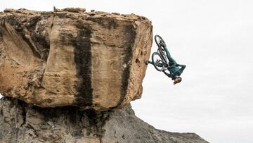 Brandon Semenuk tira un flip footplant en una roca en el desierto de Utah (Estados Unidos) durante la grabación de su proyecto de MTB Freeride Better Late.
