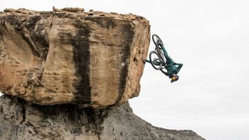 Brandon Semenuk tira un flip footplant en una roca en el desierto de Utah (Estados Unidos) durante la grabaci&oacute;n de su proyecto de MTB Freeride Better Late. 