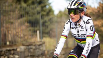 La holandesa Annemiek Van Vleuten rueda durante un entrenamiento con el equipo masculino del Mitchelton-Scott.