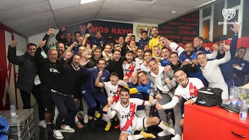 El vestuario del Rayo celebra el triunfo ante el Madrid.