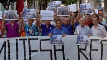 Aficionados del Xerez protestan ante el Ayuntamiento por la situación del club