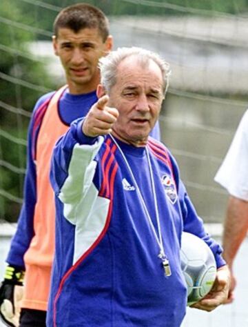 Boskov dirigiendo un entrenamiento de la selección yugoslava durante la Eurocopa 2000.