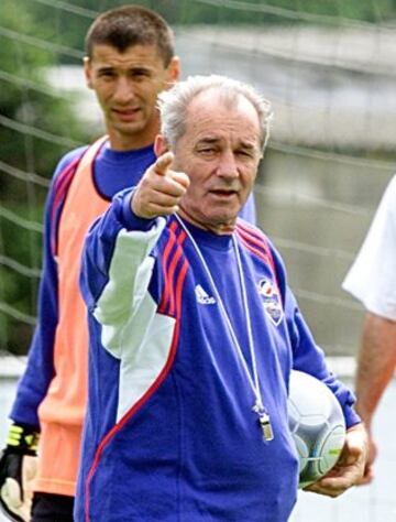 Boskov dirigiendo un entrenamiento de la selecci¨®n yugoslava durante la Eurocopa 2000.