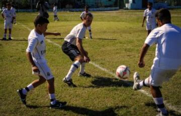 Butragueño con los niños de la Fundación del Real Madrid en La Habana