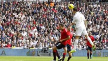 <b>DE TODOS LOS ESTILOS. </b>Cristiano firmó un 'hat-trick' ante Osasuna. Uno de ellos fue de cabeza.
