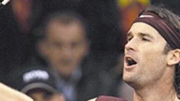 <b>LA IMAGEN DE UN SUEÑO. </b>Si Carlos Moyá Llompart repite esta imagen y este gesto a media tarde de hoy, habrá cumplido su gran sueño. Y España habrá ganado la Copa Davis.