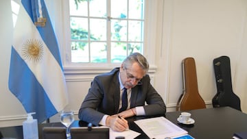 Fotografía cedida por la Presidencia de Argentina que muestra al presidente de Argentina, Alberto Fernández, mientras habla por teléfono este miércoles en Buenos Aires (Argentina). EFE/Presidencia Argentina/Archivo