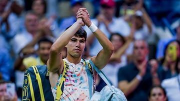 Carlos Alcaraz se despide del p¨²blico del US Open.