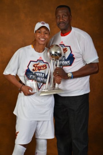 Tamika Catchings, de Indiana Fever, posa con su padre Harvey Catchings.