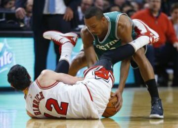 Avery Bradley pelea con Kirk Hinrich.